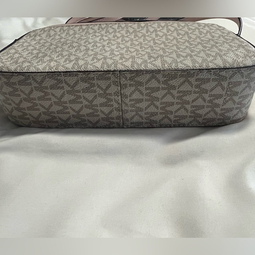 Michael Kors Beige / Pink with Quilted Interior - Picture 4 of 4